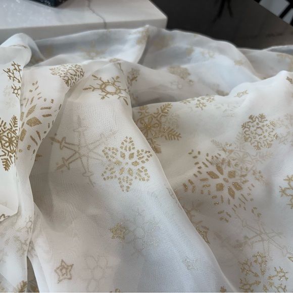 New Sheer snow flake white and gold table cloth - Picture 1 of 4